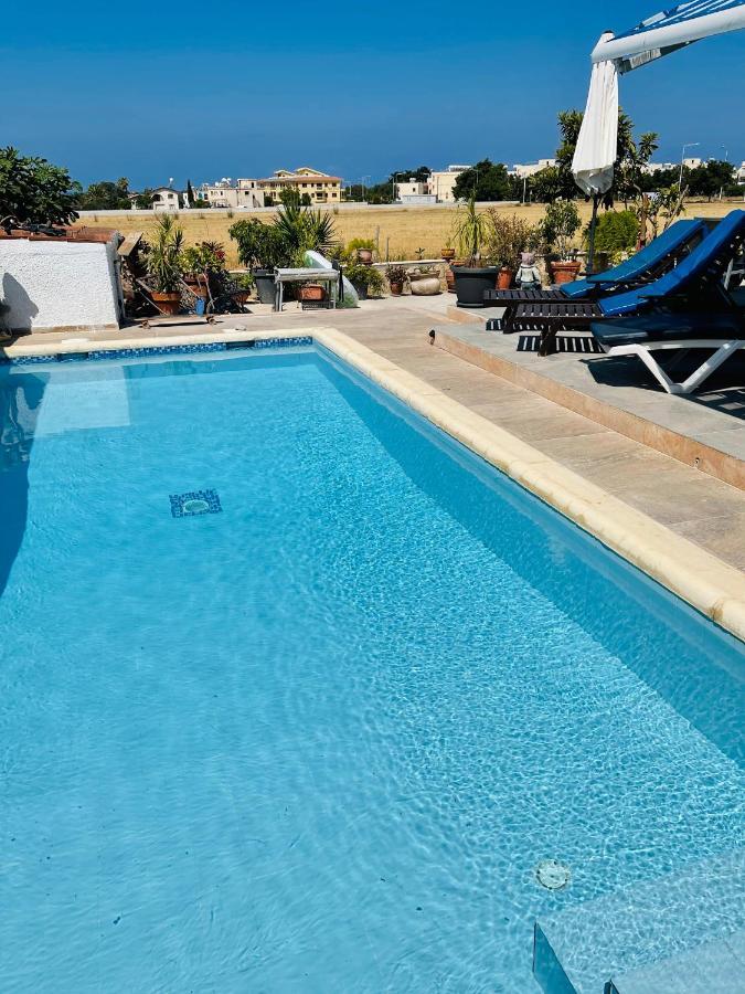 Peaceful Townhouse With Private Pool Near The Sea Daire Pafos Dış mekan fotoğraf