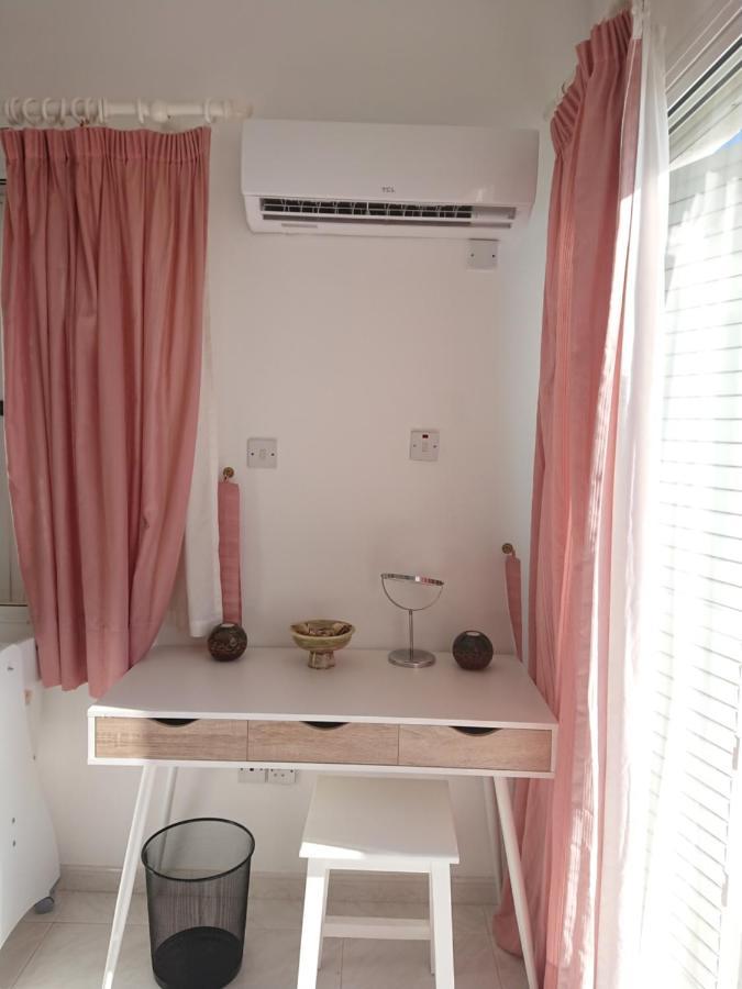 Peaceful Townhouse With Private Pool Near The Sea Daire Pafos Dış mekan fotoğraf