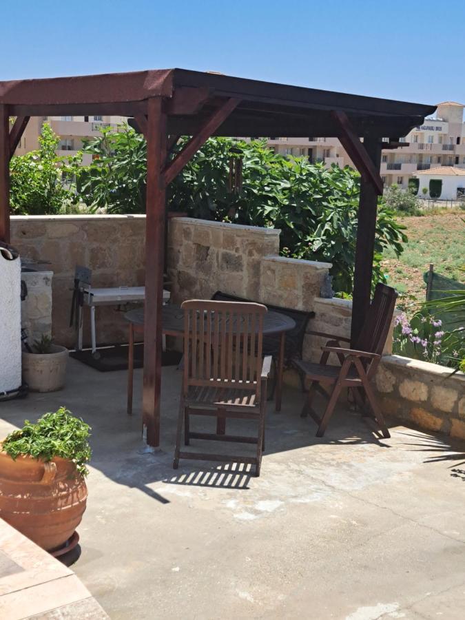 Peaceful Townhouse With Private Pool Near The Sea Daire Pafos Dış mekan fotoğraf